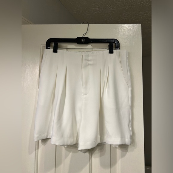 VICI Promesa White pleated high rise shorts NWT size large - Picture 1 of 4